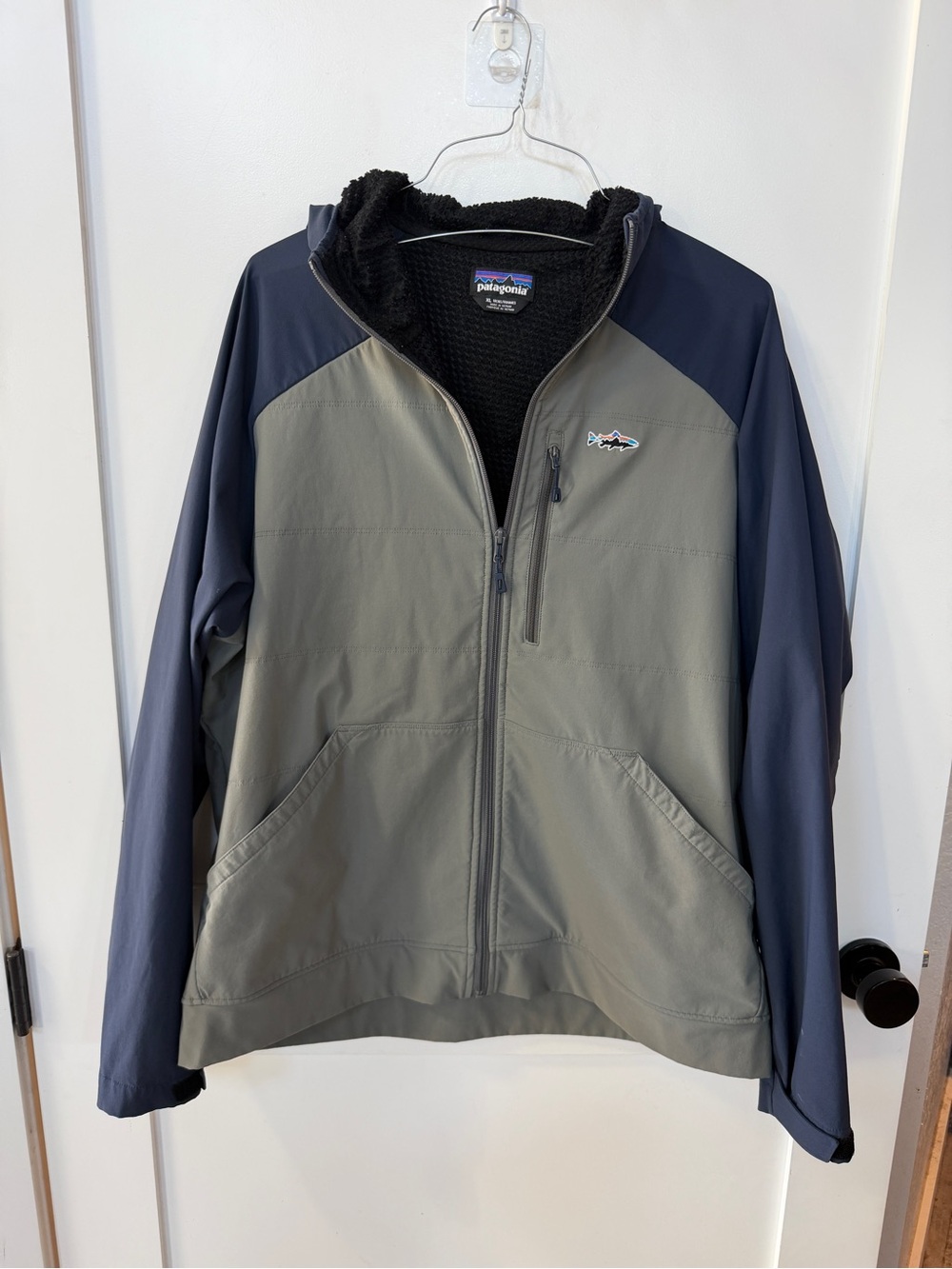 Patagonia Men’s Two-Tone Lightweight Jacket - gray & Navy xl